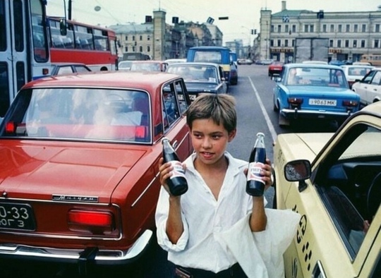 Мальчик продает Пепси на светофоре в Москве, 1992..0