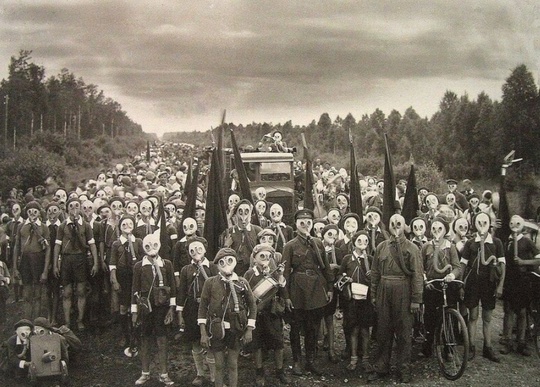 «Оборона пионеров», 1937 год, Ленинград.

Постановочная фотография..0