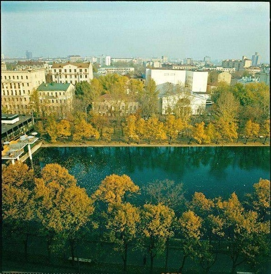 Осень на Чистых прудах. Москва, 1983..0