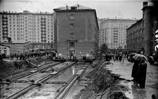 Перенос жилого дома на другое место в связи со строительством..0