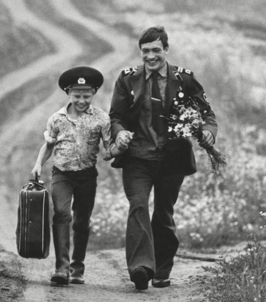 Раньше служили по два-три года — вот это был дембель! Мать дома..0