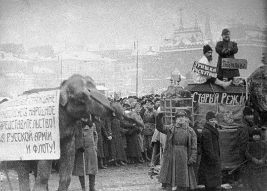 В 1917 году на Тверской  улице в Москве общее внимание жителей..0