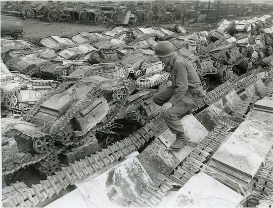 На фотографии изображена огромная свалка немецкой военной..0