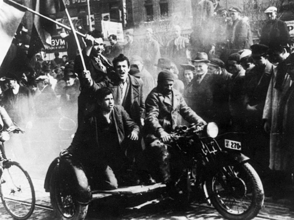 27 марта 1941 года в Белграде люди вышли на протест против решения..0