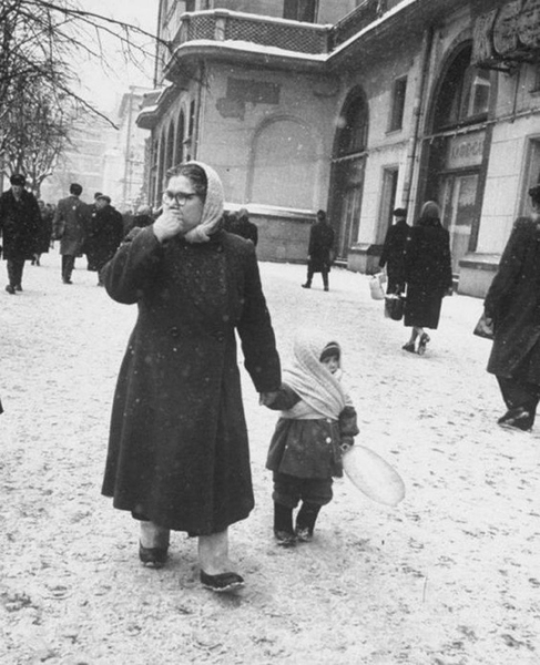 Бабушка с внучкой около гостиницы Метрополь. Москва,..0