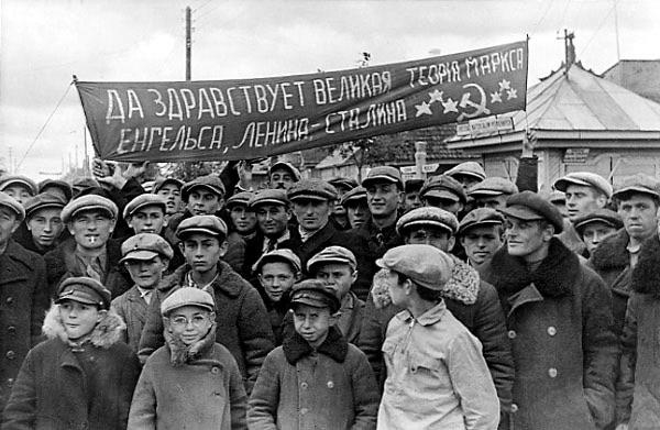 Белорусы приветствуют Красную Армию после вторжения советских..0