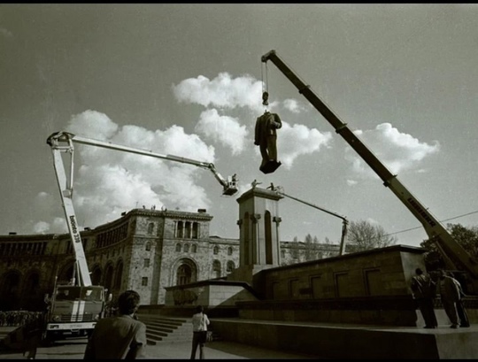 Демонтаж памятника Ленину.Ереван ,1991..0