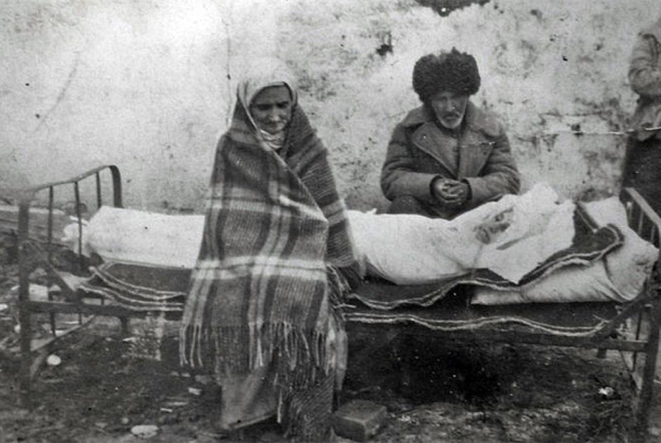 Депортированная ингушская семья, скорбящая рядом с телом своей..0