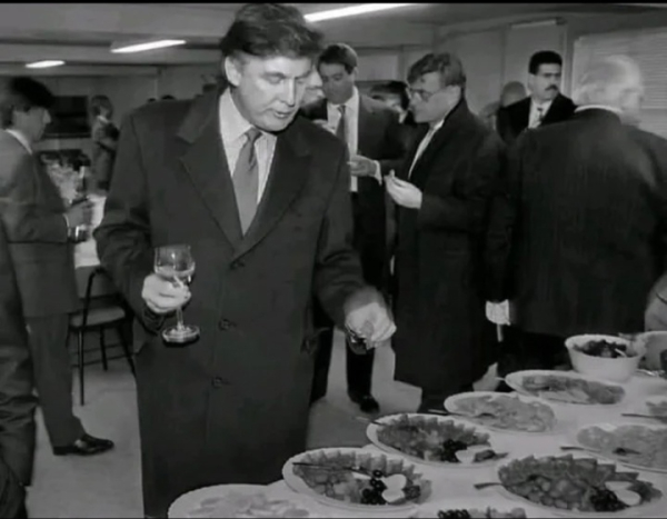 Дональд Трамп посещает Москву по приглашению посла СССР в США ,1987..0