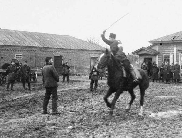 Донской казак-полицай рубит шашкой пленных советских партизан..2