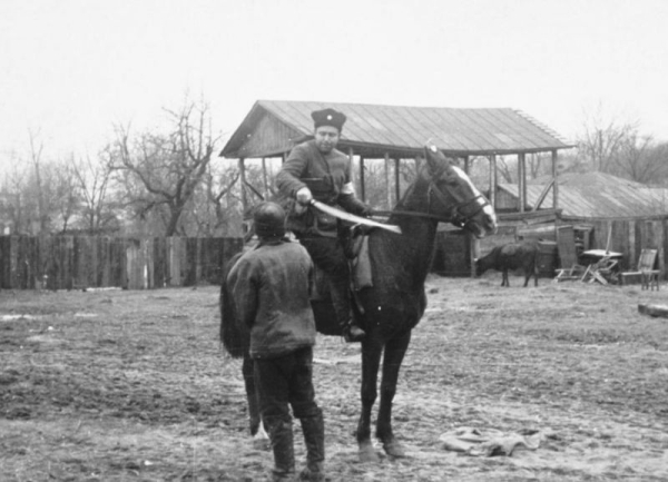 Донской казак-полицай рубит шашкой пленных советских партизан..0