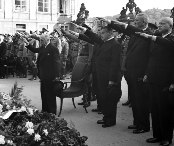 Эмиль Гаха (на фото слева), символический президент Протектората..0