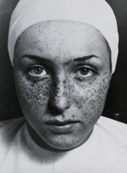 Это историческая фотография, запечатлевшая косметическую..1