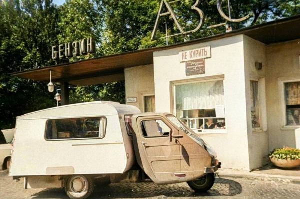 Иномарка Reliant TW9 на фоне АЗС №6. Ленинград, 1969..0