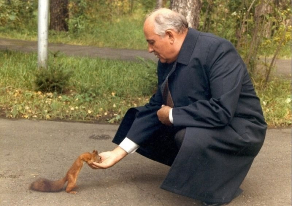 Михаил Горбачев в свой резиденции. Москва, 1989..0