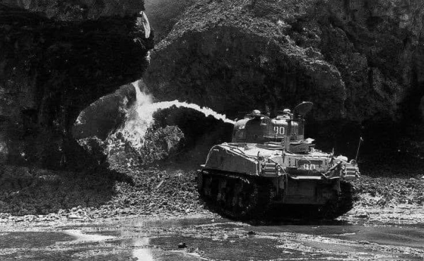 Огнеметный танк M4 Sherman из 713-го батальона зачищает пещеру на юге..0