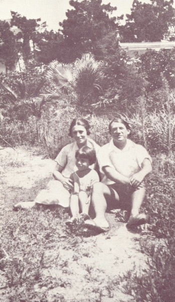 Пабло Пикассо с женой Ольгой Хохловой и сыном Пауло, 1924..0