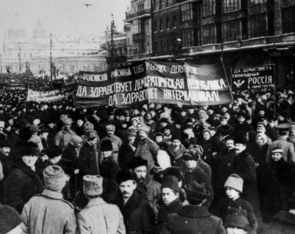 Падение монархии в России

Март 1917 года. В Петрограде толпы..0