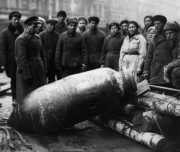 Советские жители осаждённого Ленинграда собрались вокруг..0