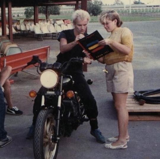Стинг дает автограф юной Гвен Стефани, 1983..0