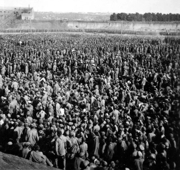 В августе 1941 года советские солдаты, взятые в плен в первые..0