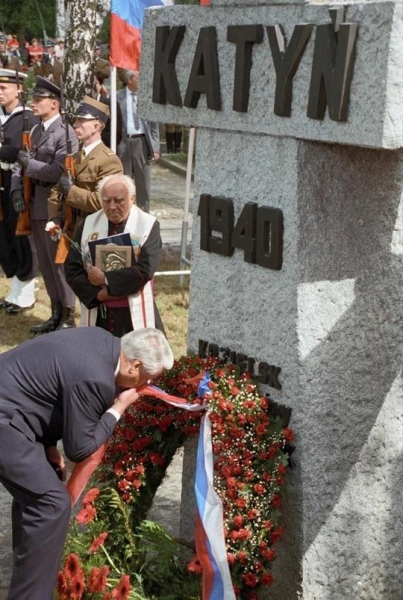 В августе 1993 года президент России Борис Ельцин возложил венок к..0
