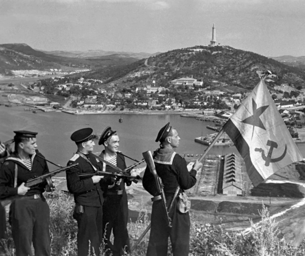 В сентябре 1945 года, после капитуляции Японии, советские моряки..0