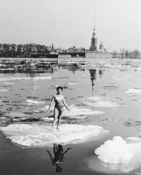 Женщина принимает солнечные ванны на льдине, Ленинград, 1960-е..0