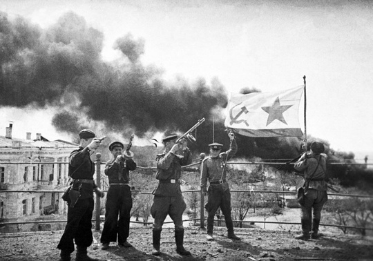 Бойцы 393-го батальона морской пехоты СССР водружают..0