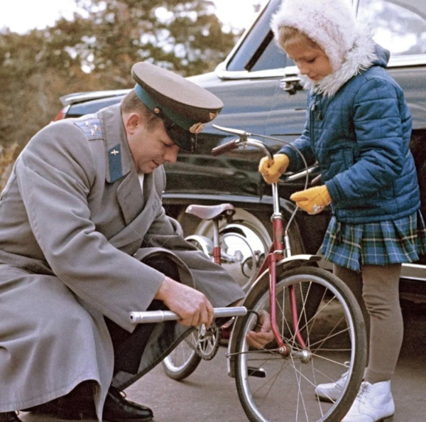 Юрий Гагарин на прогулке со своей дочерью Еленой, 1963..0
