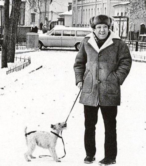 Юрий Никулин на прогулке с собакой, 1970-е..0