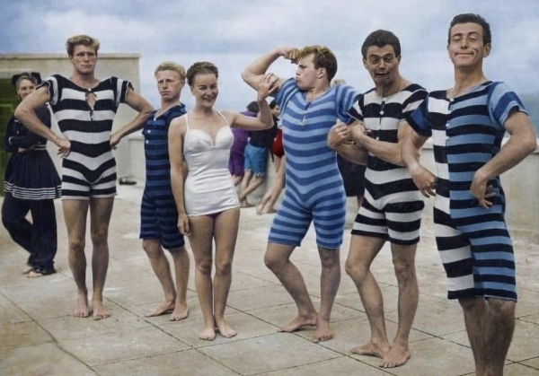 Калифорнийцы в купальных костюмах на пляже, 1946..0
