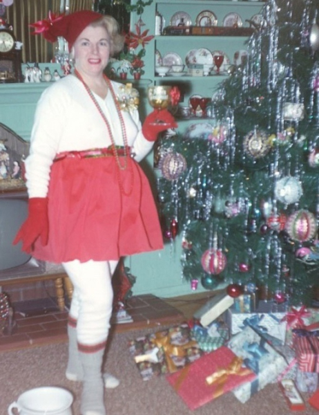 Женщины в новогодних образах и их ёлочки, 1960-70-е годы. Эти..6