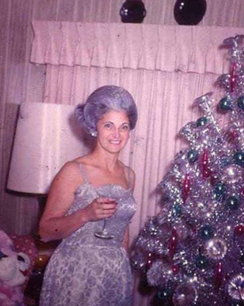 Женщины в новогодних образах и их ёлочки, 1960-70-е годы. Эти..7