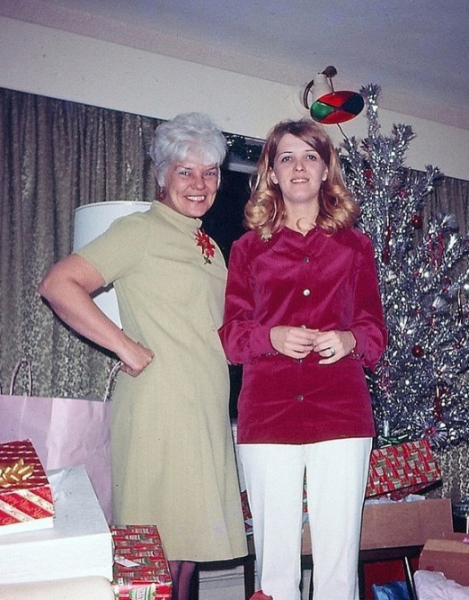 Женщины в новогодних образах и их ёлочки, 1960-70-е годы. Эти..8