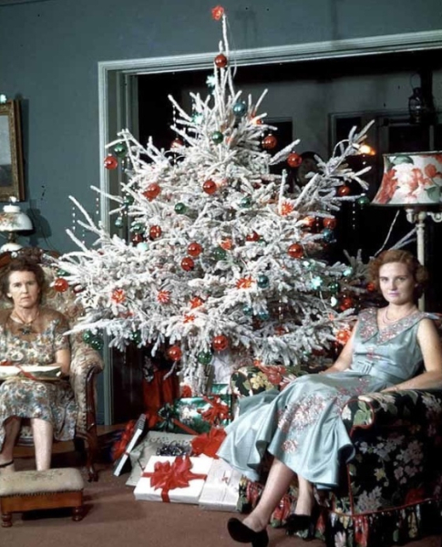 Женщины в новогодних образах и их ёлочки, 1960-70-е годы. Эти..2