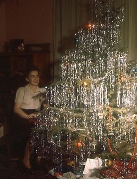 Женщины в новогодних образах и их ёлочки, 1960-70-е годы. Эти..9