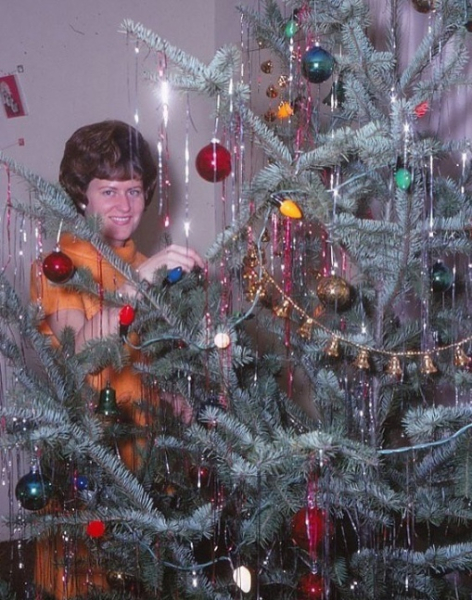 Женщины в новогодних образах и их ёлочки, 1960-70-е годы. Эти..1