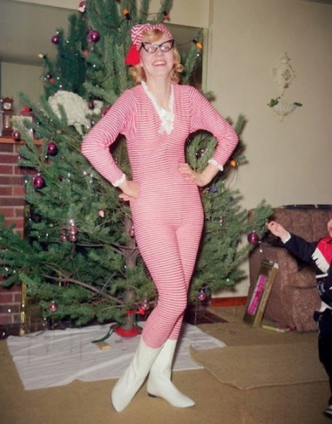 Женщины в новогодних образах и их ёлочки, 1960-70-е годы. Эти..0