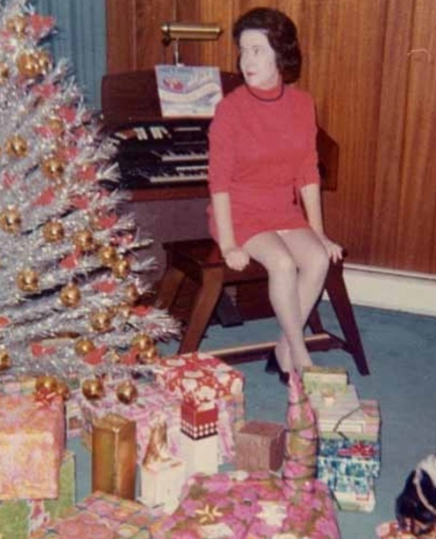 Женщины в новогодних образах и их ёлочки, 1960-70-е годы. Эти..3