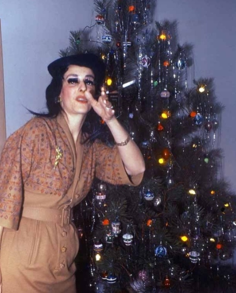 Женщины в новогодних образах и их ёлочки, 1960-70-е годы. Эти..4