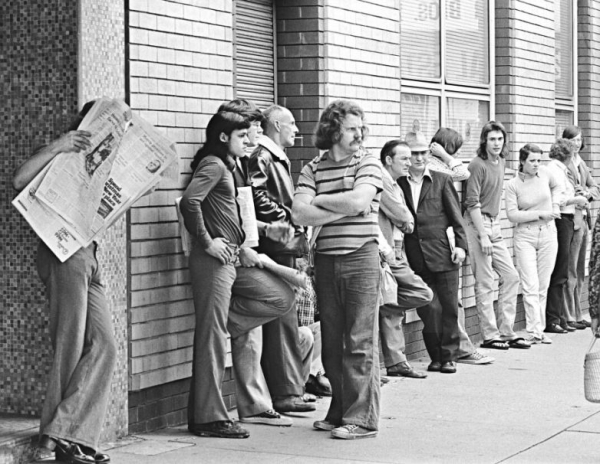 31 октября 1974 года. Австралия. Очередь перед открытием биржи..0