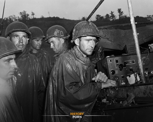 8 мая 1945 года, на острове Окинава, американские солдаты временно..0