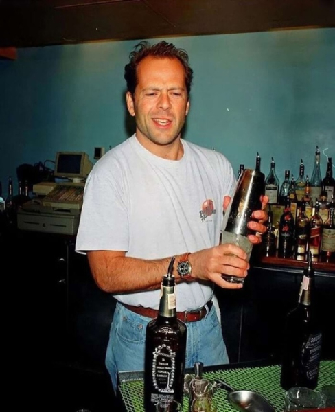 Брюс Уиллис подает коктейли в «Planet Hollywood», 1993..0