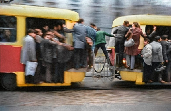 Час пик. Бухарест, Румыния, 1982 год. 

На фотографии трамвай Tatra T3 -..0