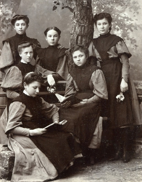 Гимназистки, 1910 г. Эти девочки учились более века назад. Потом..0
