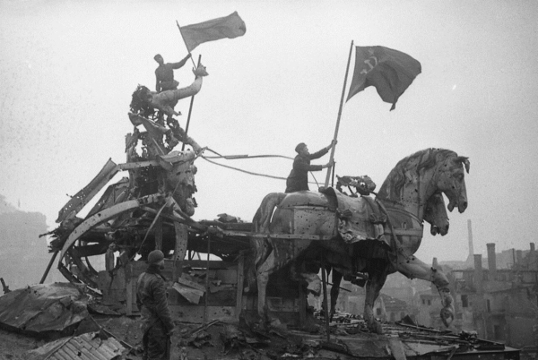 Красное знамя на квадриге Бранденбургских ворот. Май 1945..0