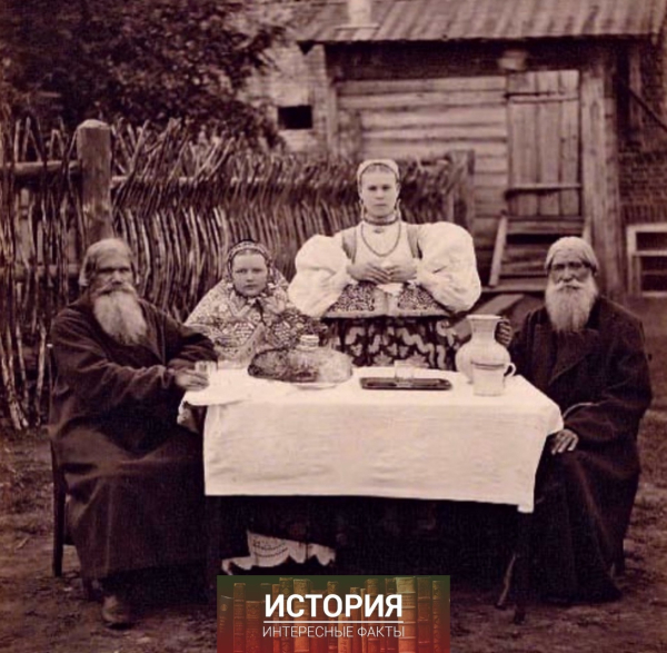 Крестьяне за накрытым столом, Нижний Новгород, 1870-е..0