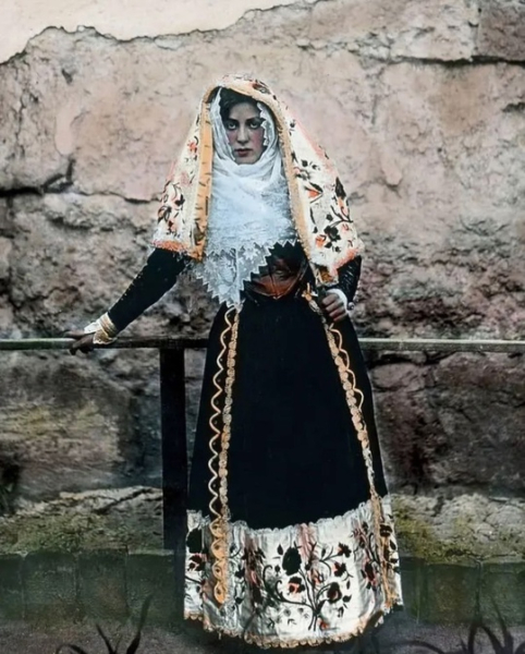 Молодая женщина в традиционном наряде, Сардиния, 1910-е..0