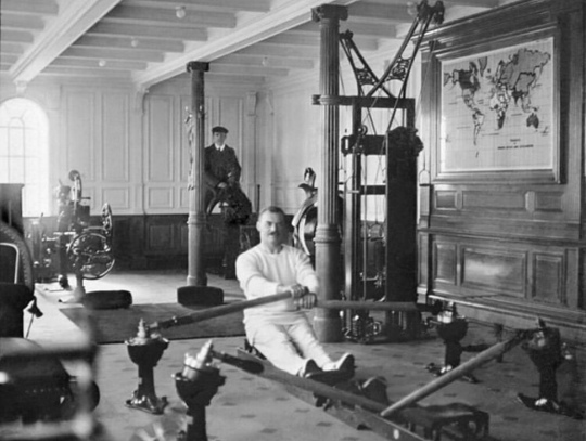 Мужчина упражняется в тренажерном зале на борту «Титаника», 1912..0